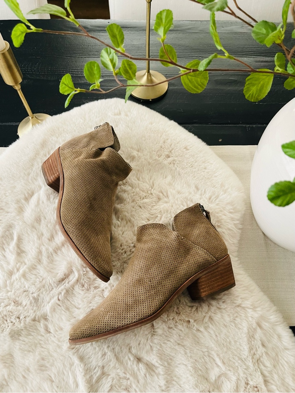 DULCE VITA KARSEN boots sz Perforated Taupe Suede Ankle Booties sz 10 NEW